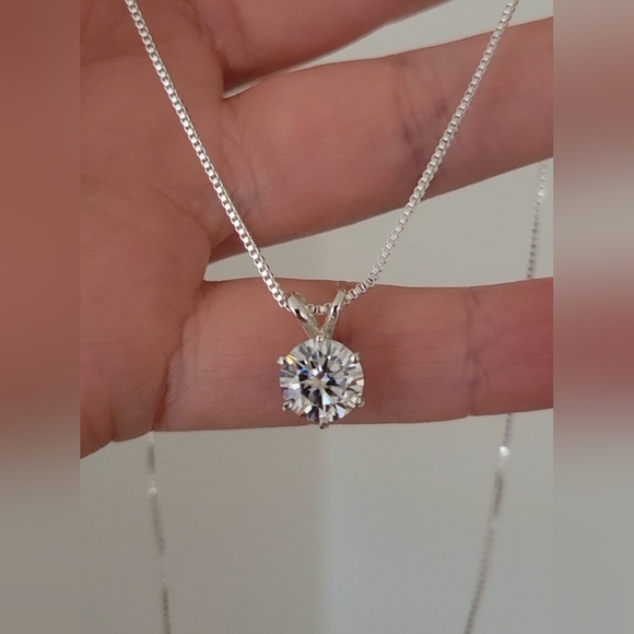 Jewelry - New 2ct Certified moissanite pendant with a chain